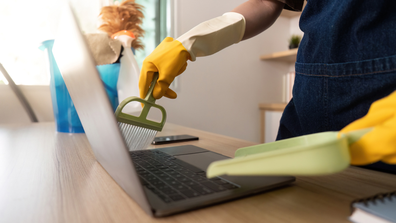 Cara Membersihkan Laptop Dengan Benar Agar Tetap Awet